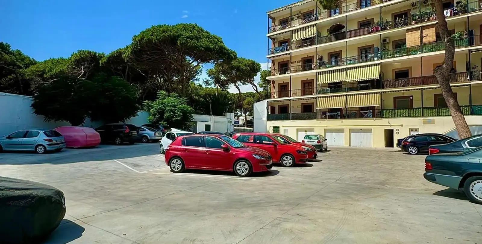 Sale of middle floor apartment in Calahonda 51