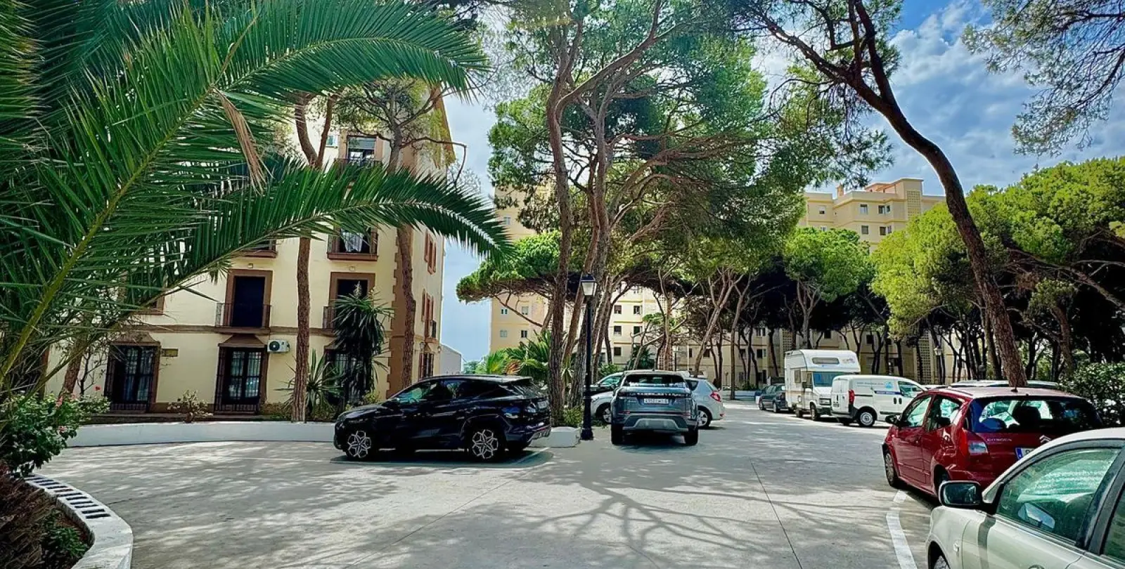 Sale of middle floor apartment in Calahonda 54