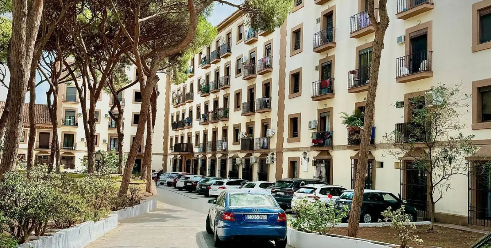 Sale of middle floor apartment in Calahonda 55
