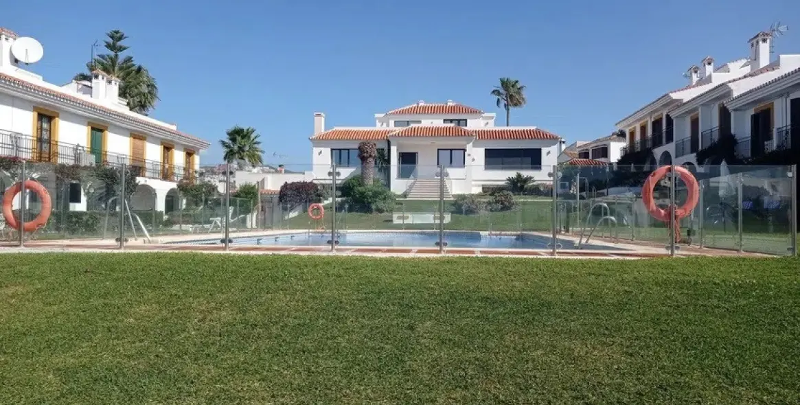 Sale of townhouse in Calahonda 1