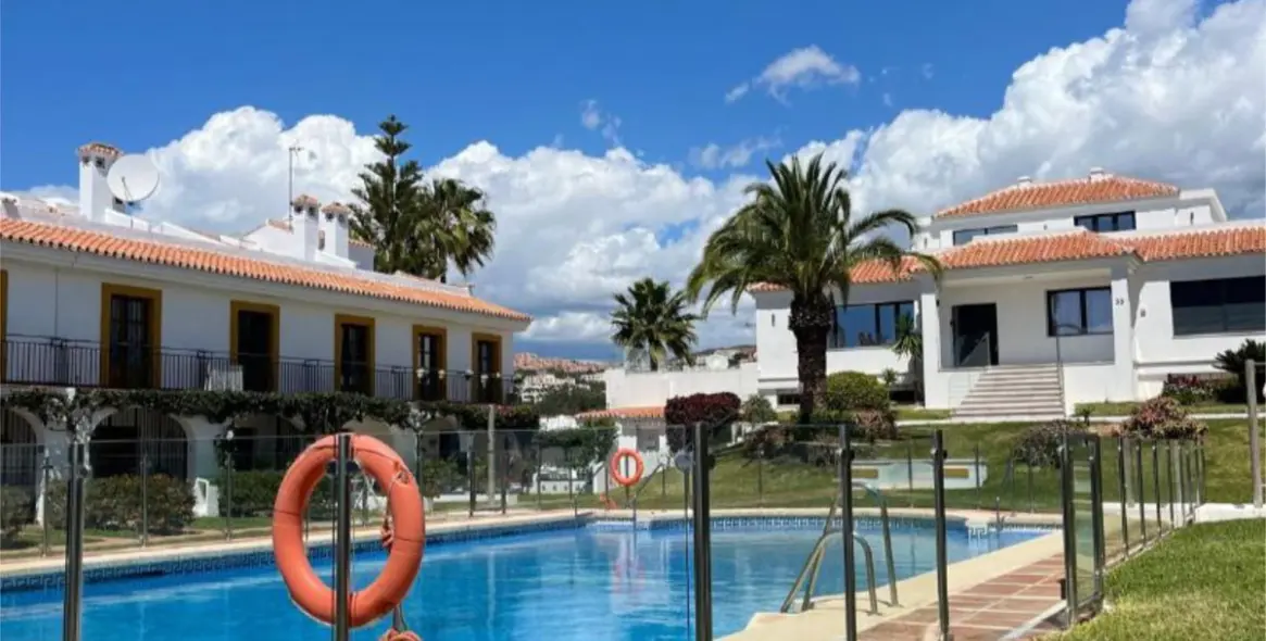 Sale of townhouse in Calahonda 2