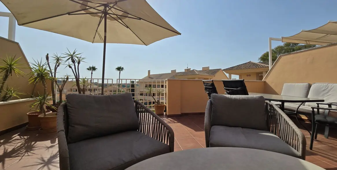 Sale of penthouse in Elviria 10