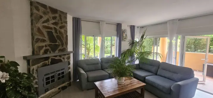 Sale of ground floor apartment in Calahonda 0