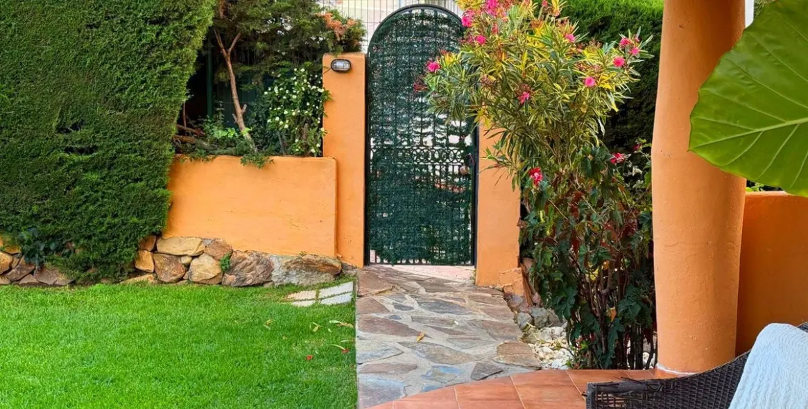 Sale of ground floor apartment in Calahonda 15