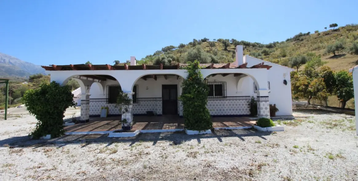 Sale of finca - cortijo in Canillas de Aceituno 1