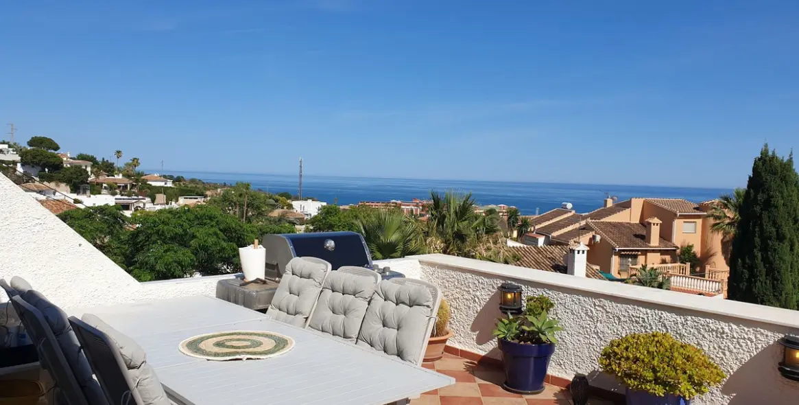 Sale of middle floor apartment in Benalmadena 2