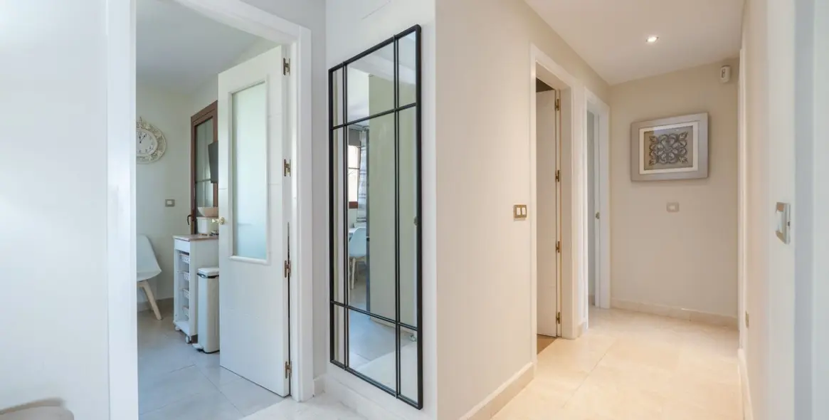 Sale of middle floor apartment in Benahavís 2