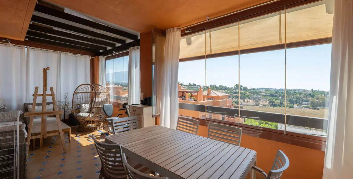 Sale of middle floor apartment in Benahavís 5