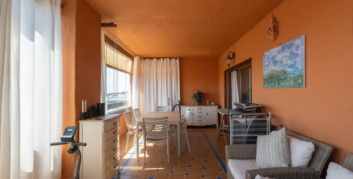 Sale of middle floor apartment in Benahavís 6