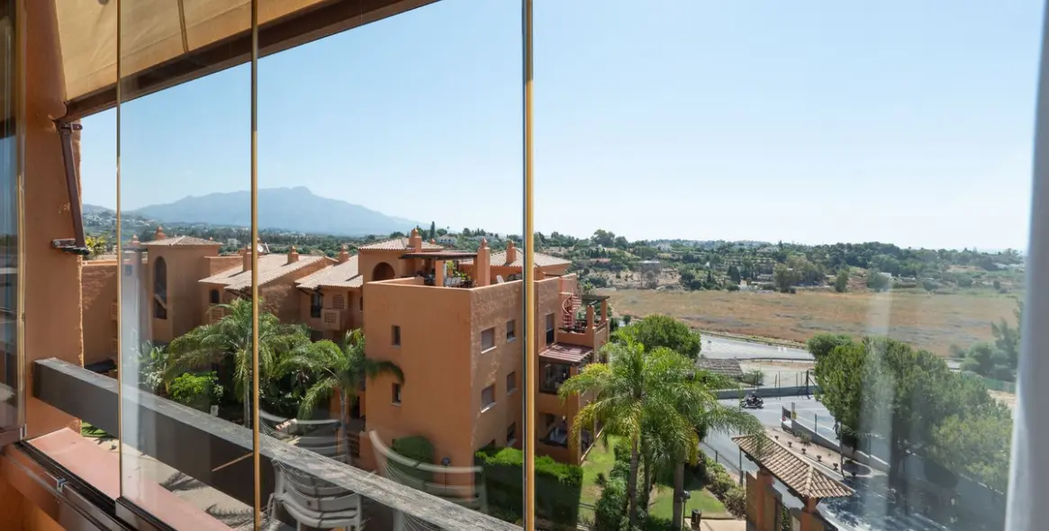 Sale of middle floor apartment in Benahavís 7