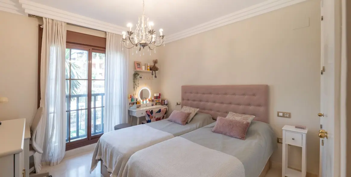 Sale of middle floor apartment in Benahavís 9