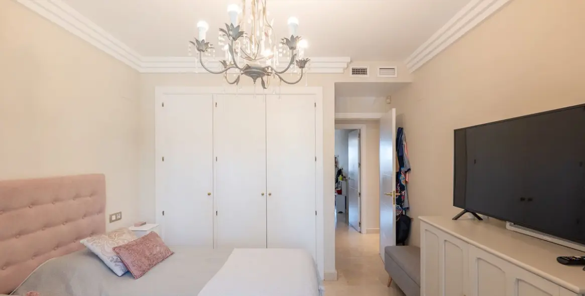 Sale of middle floor apartment in Benahavís 10