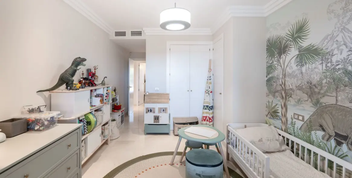 Sale of middle floor apartment in Benahavís 12