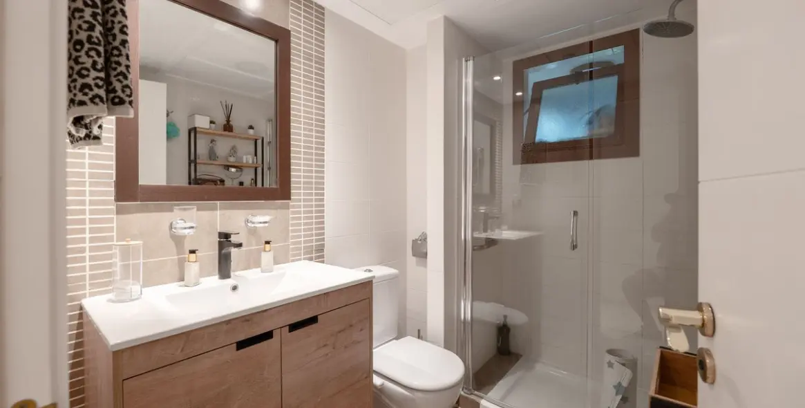 Sale of middle floor apartment in Benahavís 14