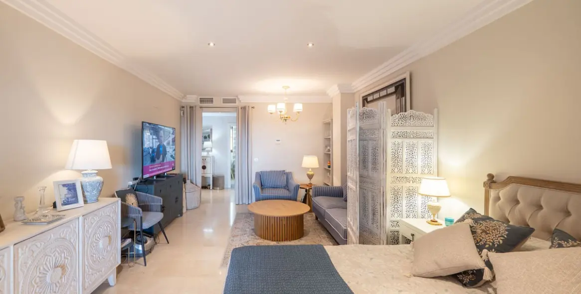 Sale of middle floor apartment in Benahavís 16