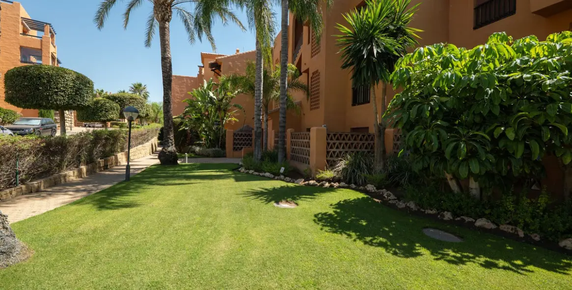 Sale of middle floor apartment in Benahavís 18