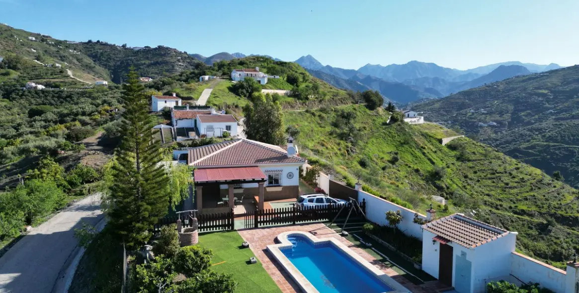 Sale of detached villa in Cómpeta 1