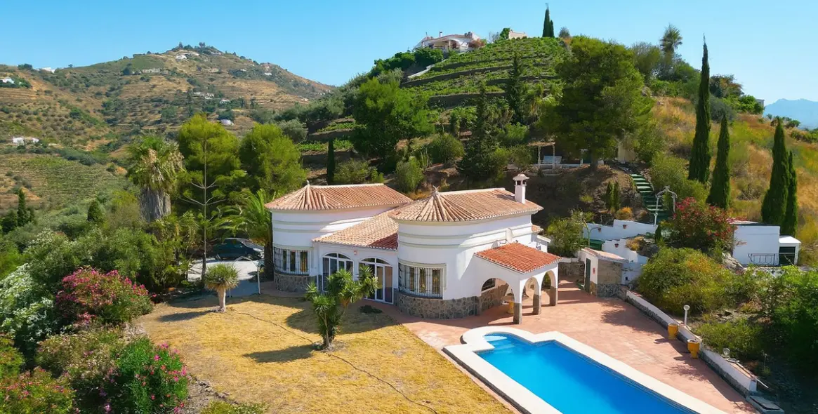 Sale of detached villa in Cómpeta 2