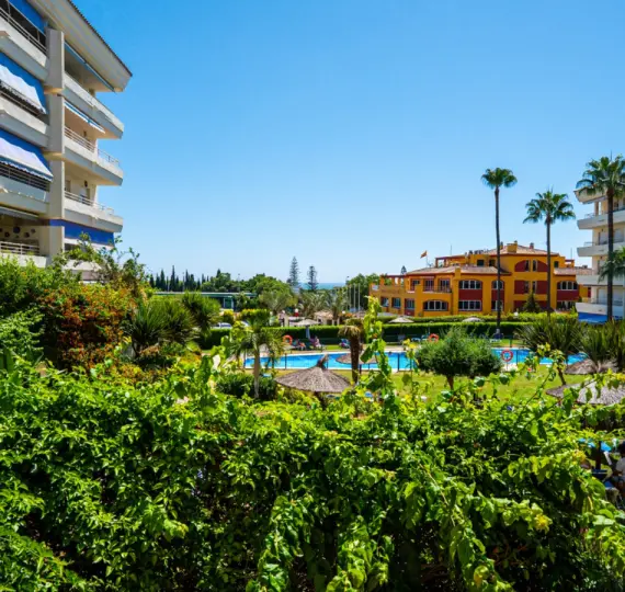 Продажа апартаментов на среднем этаже в Marbella