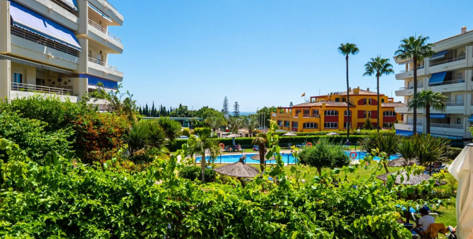 Venta de apartamento en planta media en Marbella 1