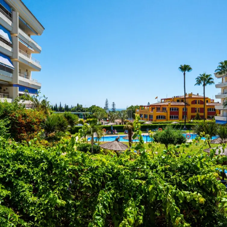 Sale of middle floor apartment in Marbella