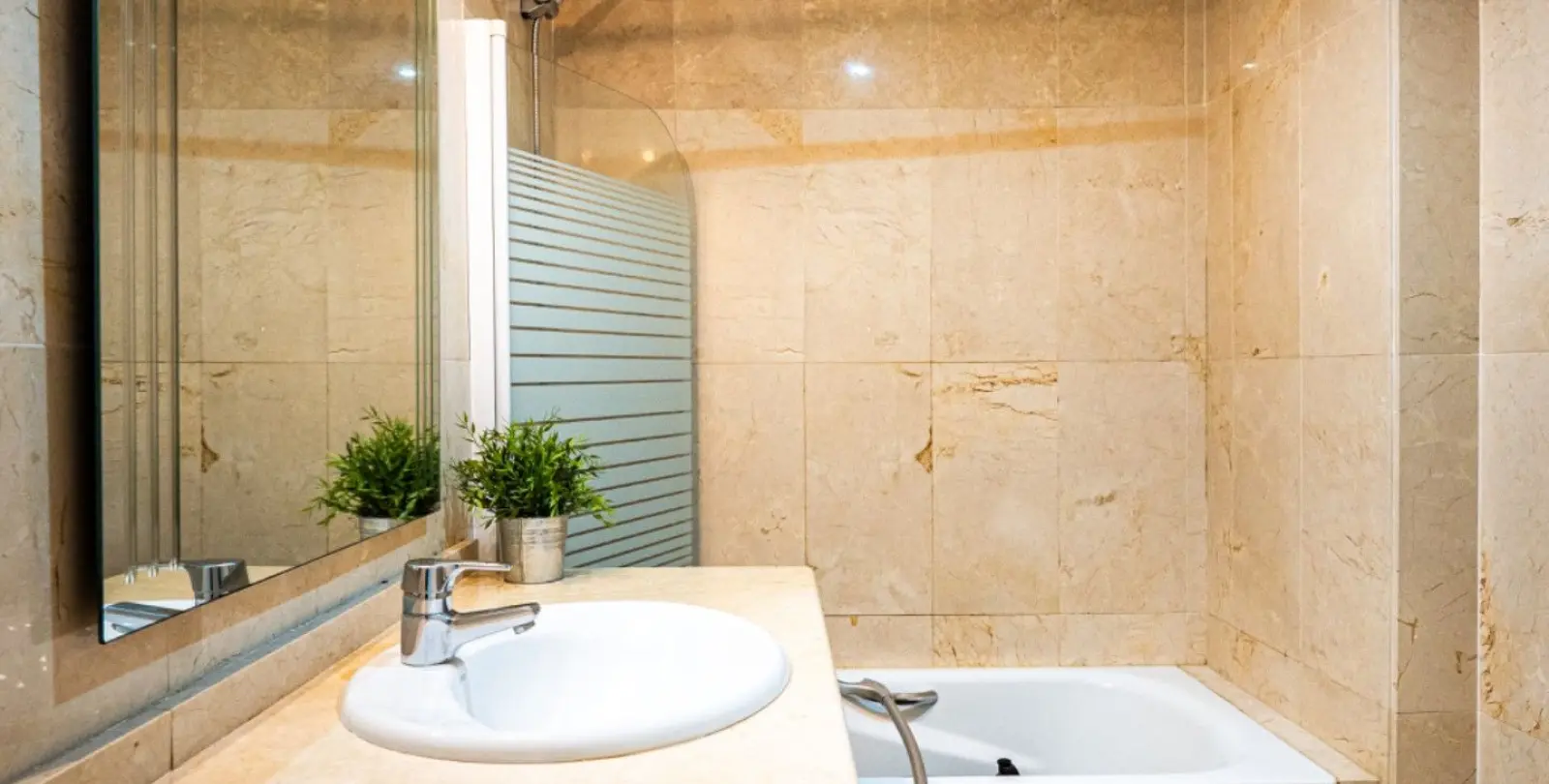 Venta de apartamento en planta media en Marbella 10
