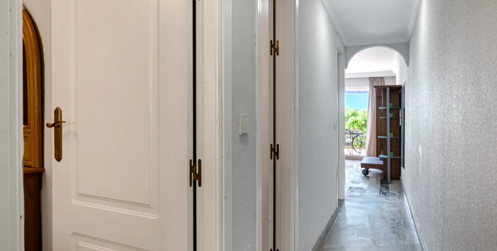 Venta de apartamento en planta media en Marbella 11