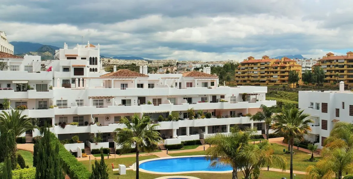 Sale of middle floor apartment in Estepona (district Estepona) 2