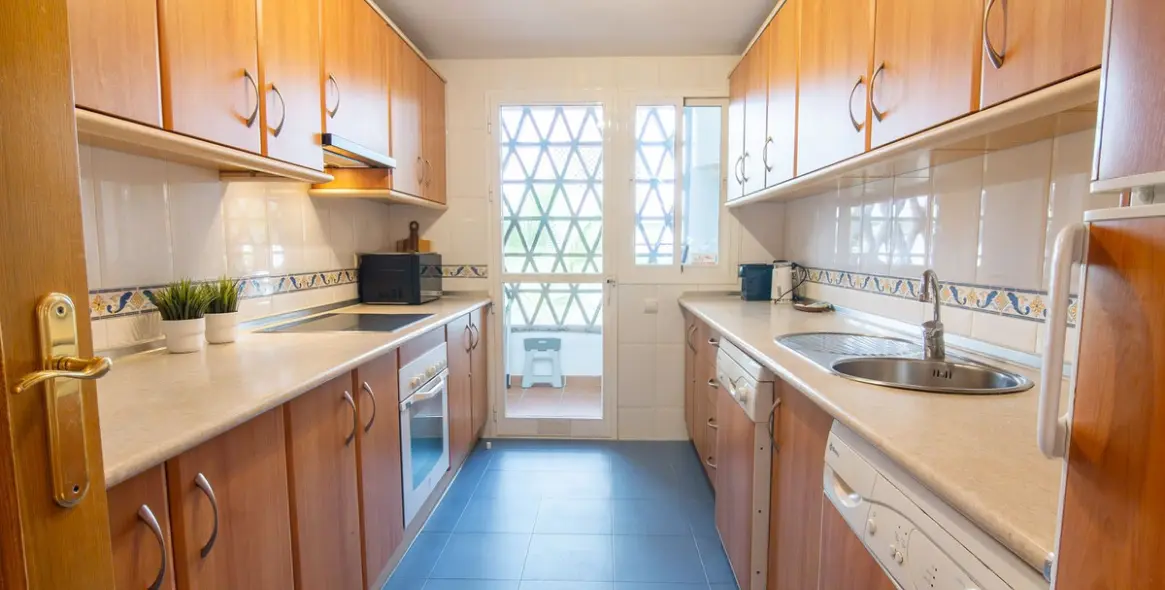 Продажа апартаментов на среднем этаже в Estepona 11