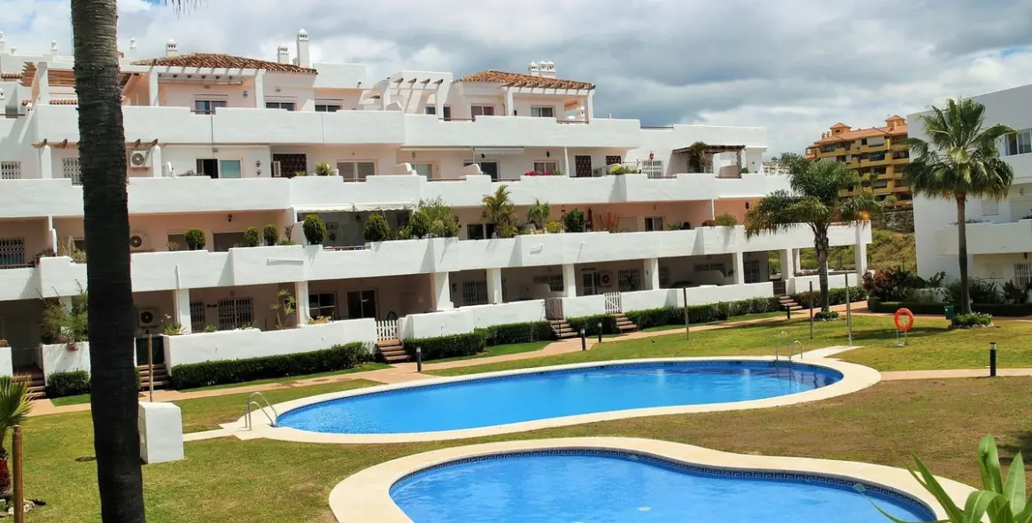 Venta de apartamento en planta media en Estepona 21