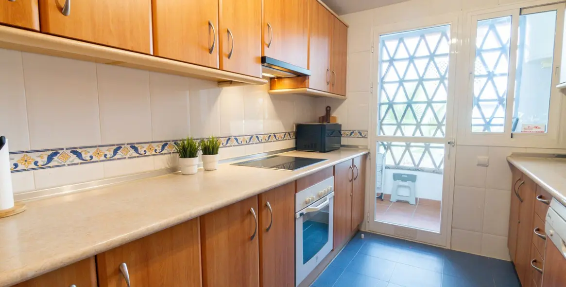 Venta de apartamento en planta media en Estepona 22