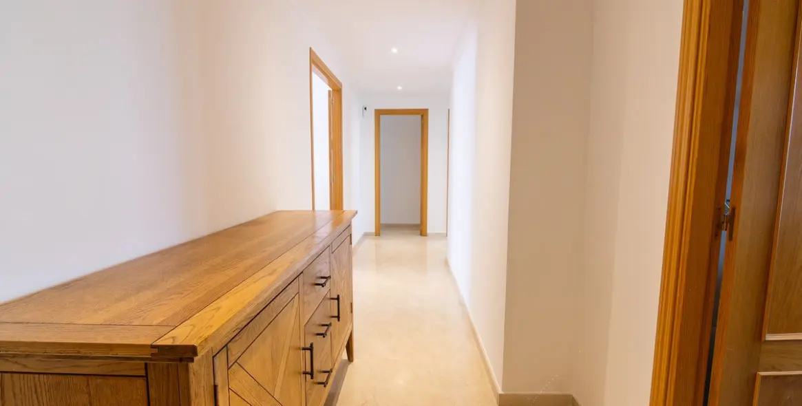 Venta de apartamento en planta media en Estepona 24