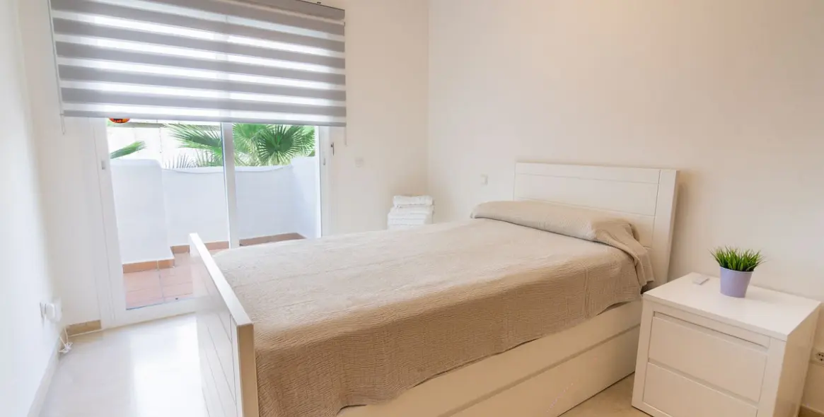 Venta de apartamento en planta media en Estepona 25