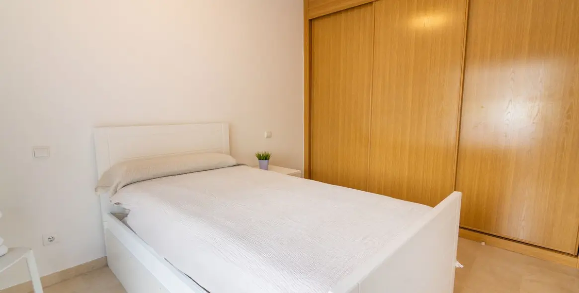 Venta de apartamento en planta media en Estepona 26