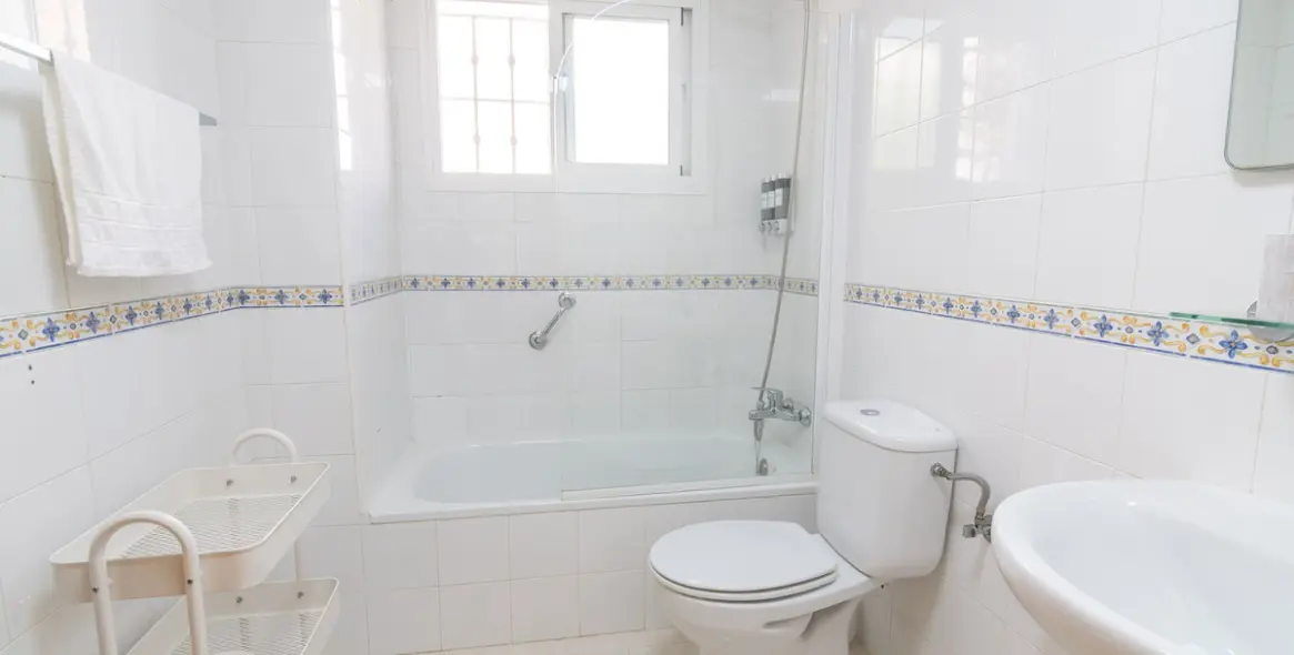 Venta de apartamento en planta media en Estepona 27