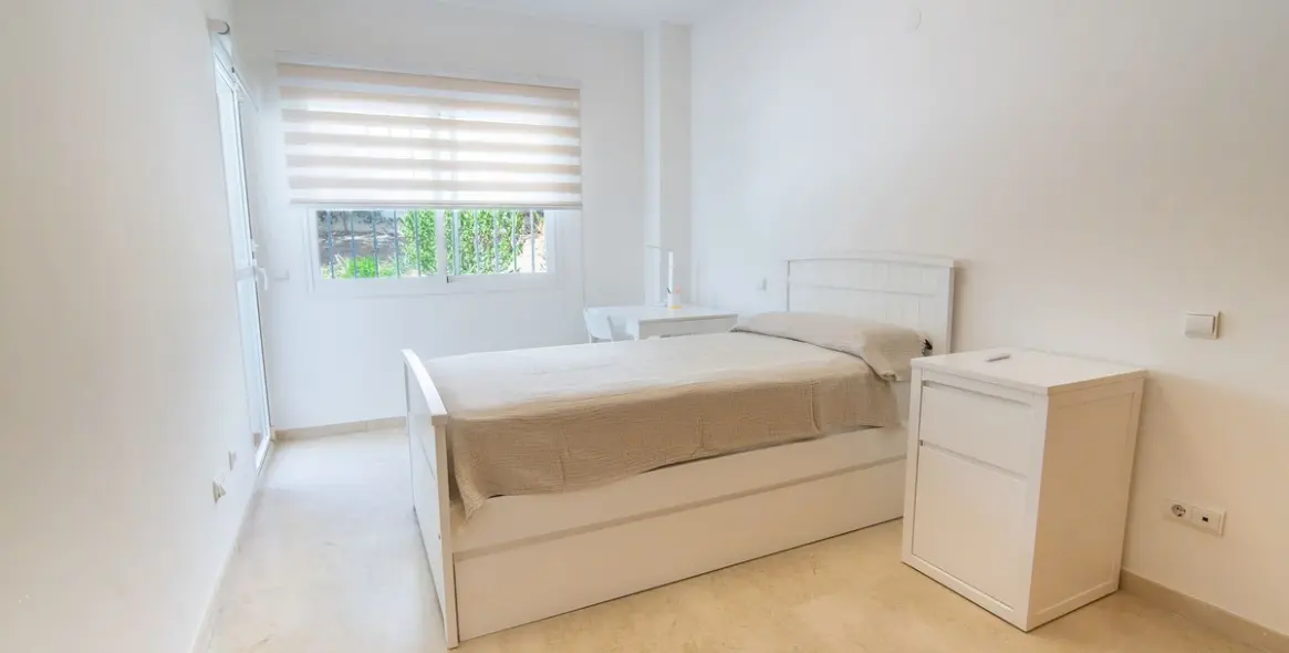 Venta de apartamento en planta media en Estepona 28