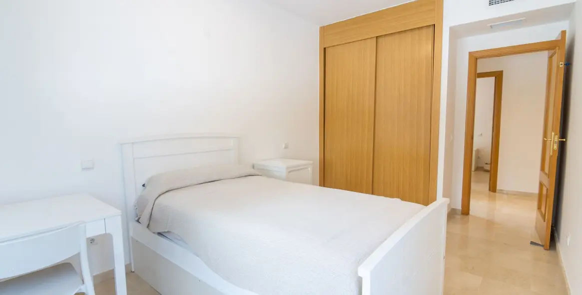 Venta de apartamento en planta media en Estepona 29