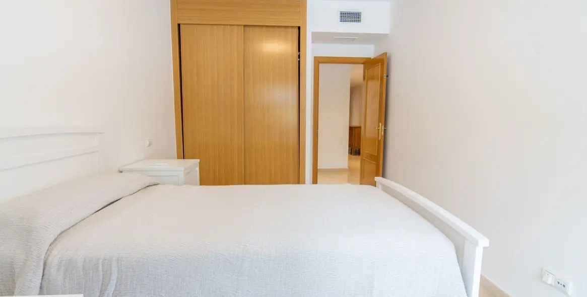 Venta de apartamento en planta media en Estepona 30