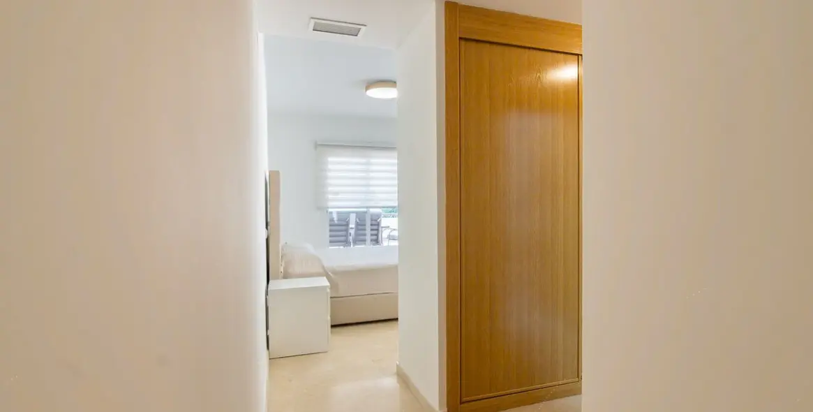 Venta de apartamento en planta media en Estepona 31