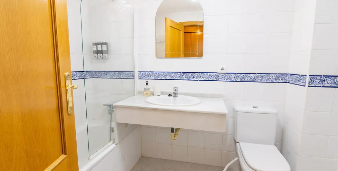 Venta de apartamento en planta media en Estepona 32