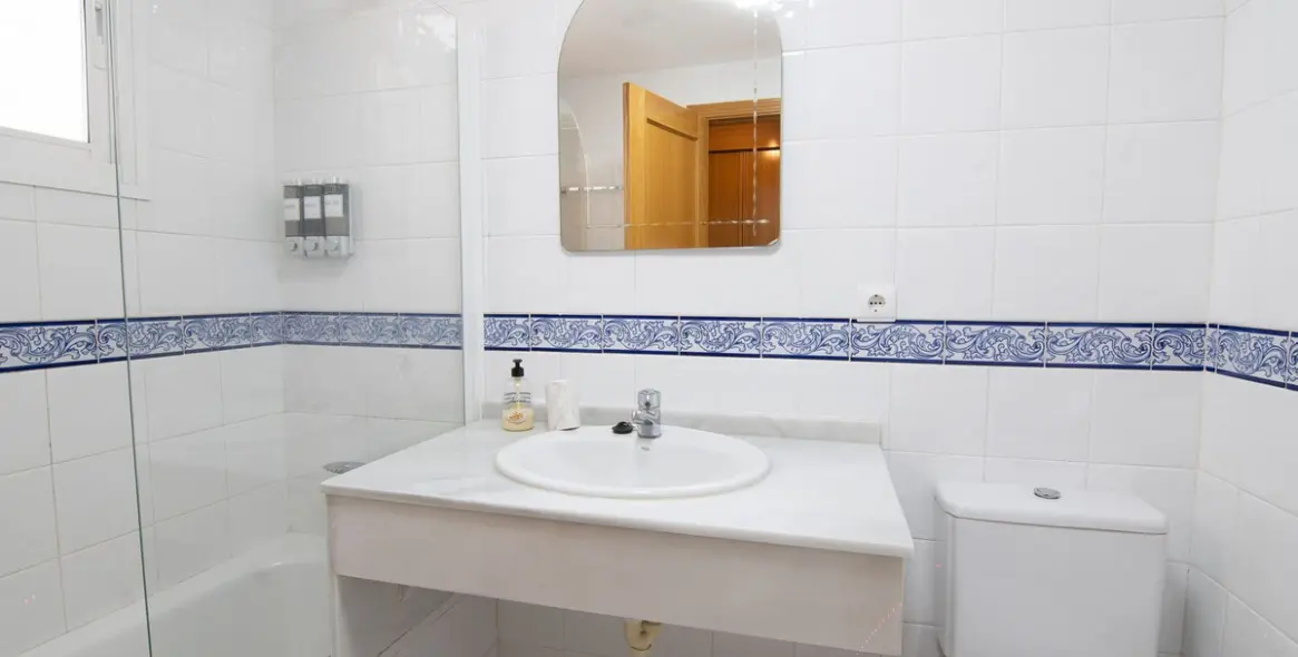 Venta de apartamento en planta media en Estepona 33