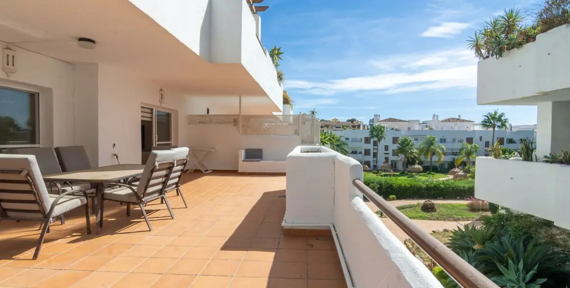 Venta de apartamento en planta media en Estepona 35