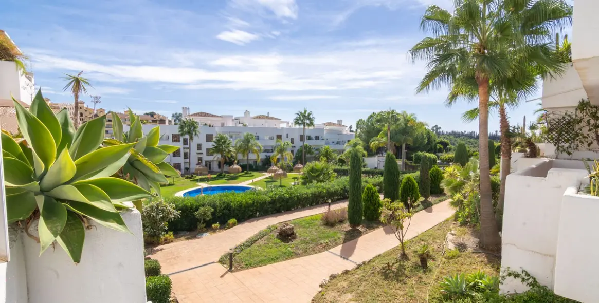 Venta de apartamento en planta media en Estepona 36