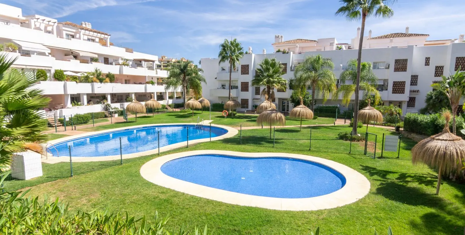Sale of middle floor apartment in Estepona 1