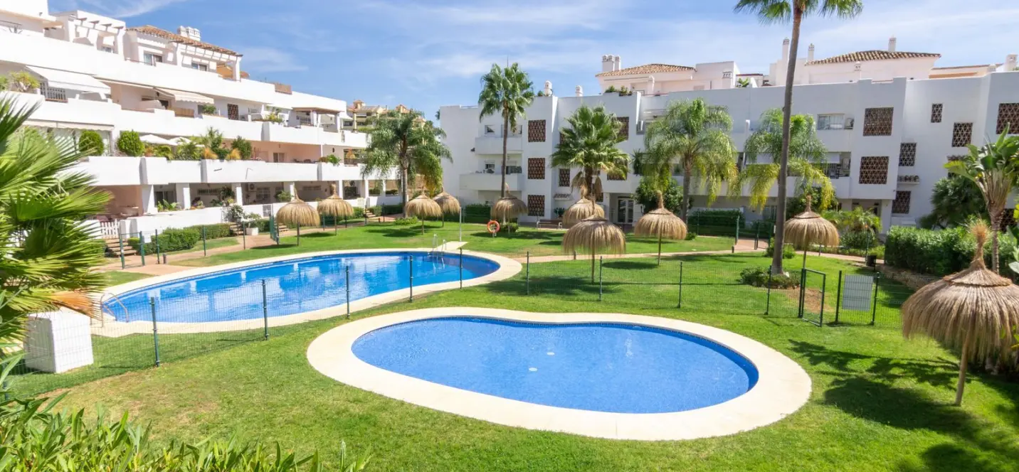 Venta de apartamento en planta media en Estepona 0