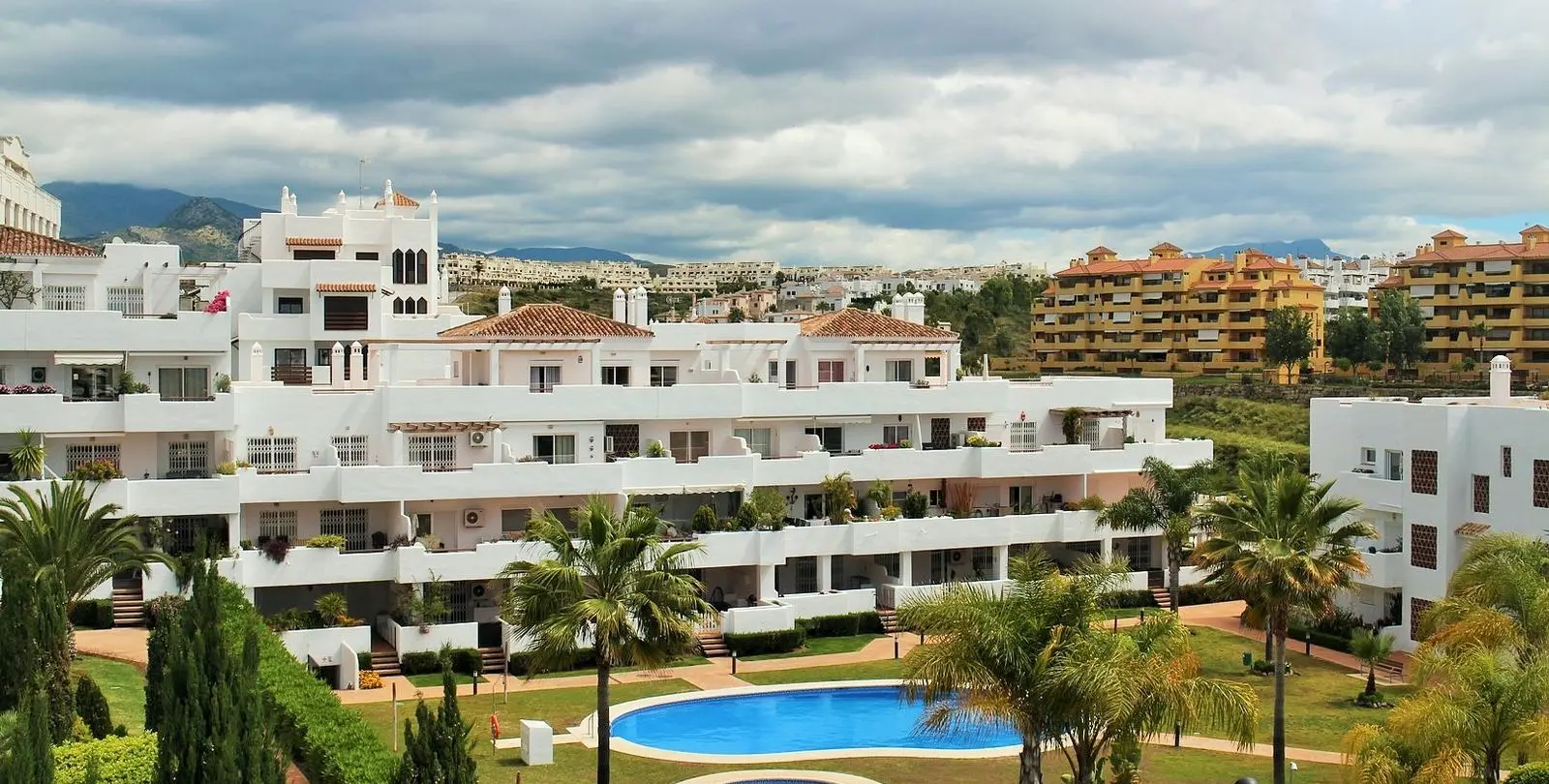 Sale of middle floor apartment in Estepona 2