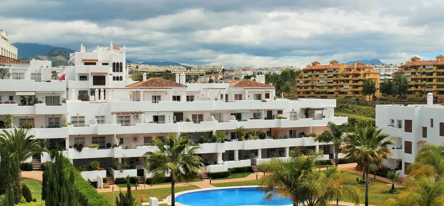 Venta de apartamento en planta media en Estepona 1