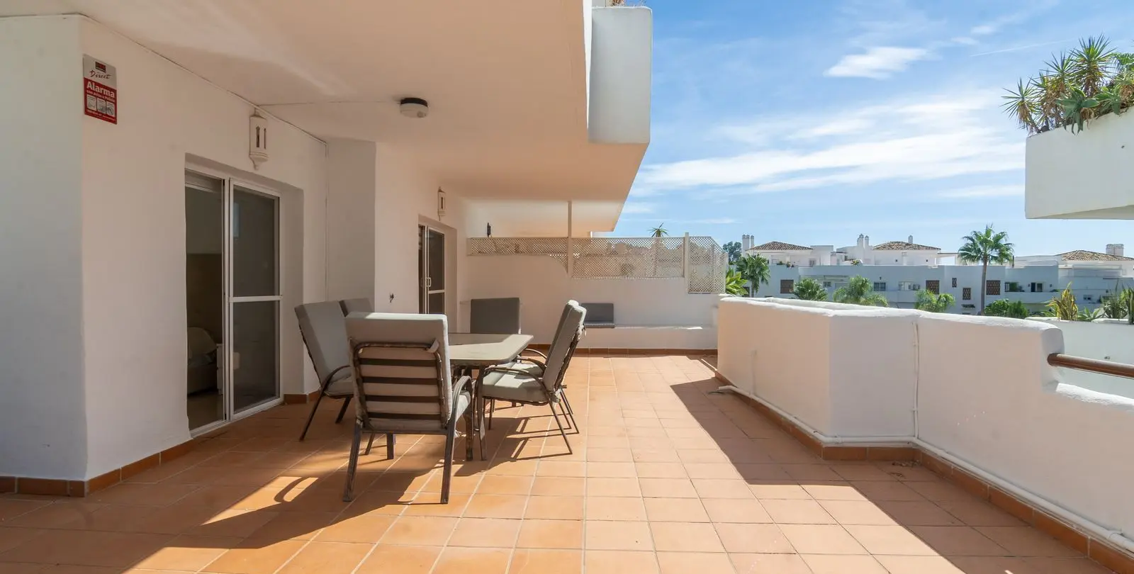 Sale of middle floor apartment in Estepona 3