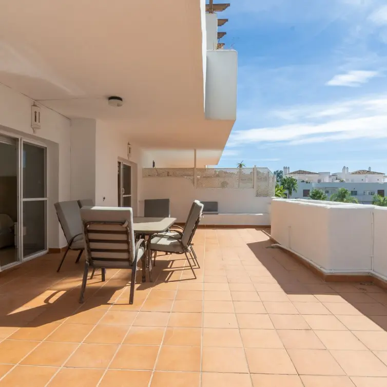 Venta de apartamento en planta media en Estepona