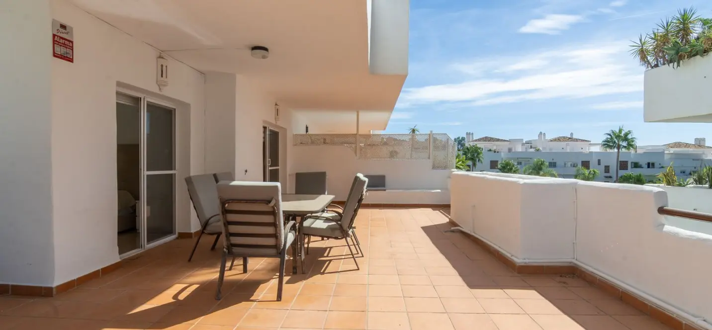 Venta de apartamento en planta media en Estepona 2